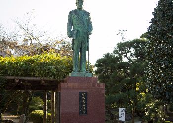 date statue