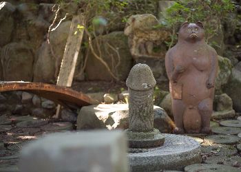 statues